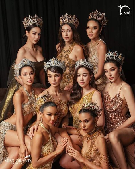 Pageant Pictures, Pageant Photography, Miss Grand Thailand, Group Photo Poses, Miss Pageant, Birthday Background Design, African Bridal Dress, Miss X, Pageant Crowns