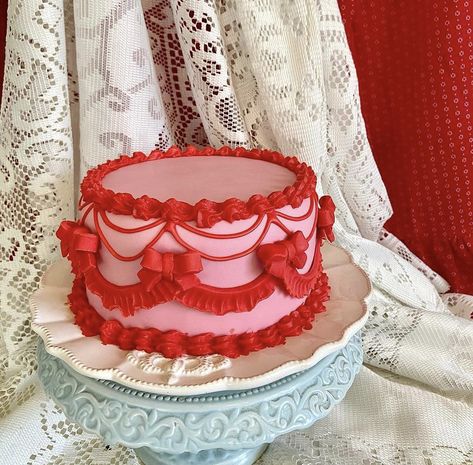 Pink and red cake, pink cake with red frosting Red And Pink Cakes, Pink And Red Vintage Cake, Pink And Red Wedding Cake, Pink And Red Birthday Cake, Red Cake Aesthetic, Pink And Red Cake, Red Vintage Cake, Bride To Be Cakes Ideas, Helena Garcia