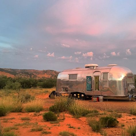 Roll with Kelly & Justin in an Airstream Overlander — Tiny House, Tiny Footprint Airstream Caravans, Apocalypse Landscape, Air Stream, Airstream Trailer, Trailer Life, Vintage Airstream, Airstream Trailers, Camper Life, Tiny House Movement