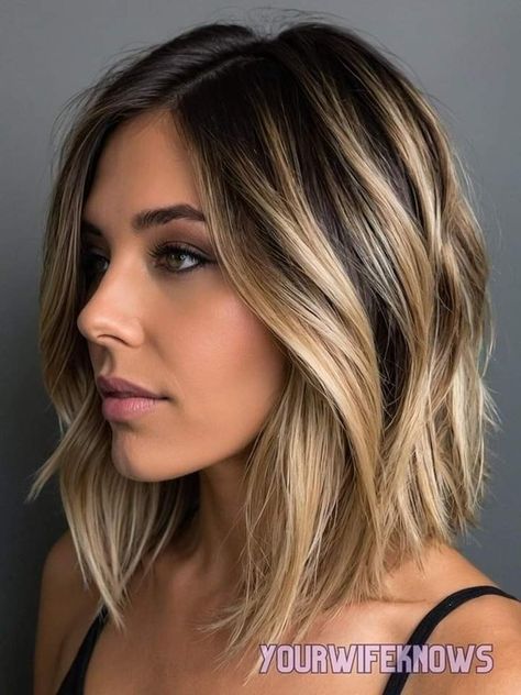 Lob Bronde Balayage, Blonde Bayalage On Brown Hair, Medium Length Balayage Hair, Bob Haircuts Back View, Blonde Highlights With Dark Roots, Thick Hair Styles Short, Shoulder Length Blonde Bob, Haircuts Back View, Root Melt Blonde