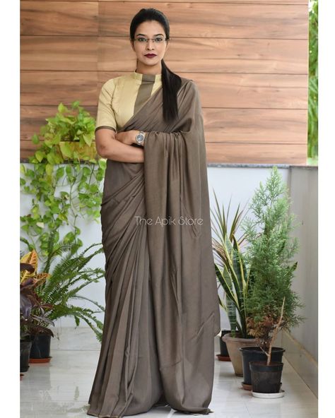 This Brand Shows Effortless Ways To Nail Your Formal Saree! • Keep Me Stylish Ias Officers Women Saree, Formal Saree Office Look, Simple Saree Blouse Designs, Ias Officer, Keep Me Stylish, Formal Saree, Cotton Saree Blouse Designs, Simple Saree Designs, Backless Blouse Designs