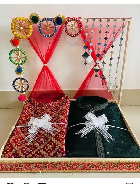 Marriage Chaab Decoration, Chhab Decoration Idea For Engagement, Rakhi Hamper Packing Ideas, Chhab Decoration, Engagement Gift Baskets, Asian Wedding Decor, Wedding Gift Hampers, Wedding Platters, Wedding Gift Pack