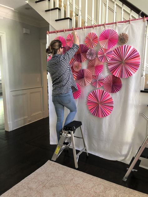 Pinwheel Backdrop Diy, Paper Fans Backdrop, Pinwheel Photo Backdrop, Paper Pom Pom Backdrop, Pinwheel Decorations Backdrops, Paper Pinwheels Decoration, How To Hang Paper Fans On Wall, Paper Fan Photo Backdrop, Paper Fan Ideas