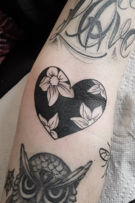 Heart Cover Up Tattoo, Athena Tattoos, Floral Heart Tattoo, Blackwork Floral, Heart Tattoo Ideas, Bff Tats, Athena Tattoo, Black Heart Tattoos, Heart Skull