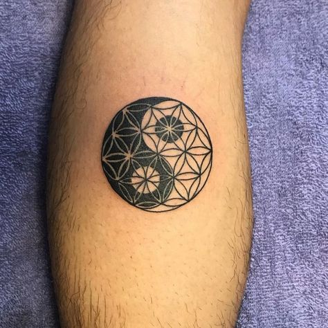 Geometric Yin Yang Tattoo, Yin Yang Tattoo Ideas, Yang Tattoo Ideas, Geometric Tattoo Stencil, Flower Of Life Tattoo, Yin Yang Tattoo, Ying Yang Tattoo, Yang Tattoo, Yin Yang Tattoos