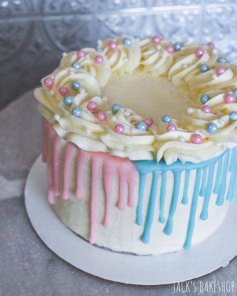 Cake Gender Reveal Simple, Pink And Blue Drip Cake, Gender Reveal Drip Cake, Gender Reveal Simple Cake, Easy Gender Reveal Cake, Gender Reveal Cake Simple, Gender Reveal Cake Design, Small Gender Reveal Cake, Gender Reveal Cakes Ideas