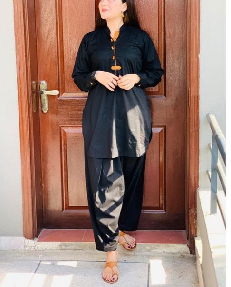 Black suit for girls Black Shalwar Kameez For Girl, Simple Black Shalwar Kameez, Black Shalwar Kameez, Black Suit, Shalwar Kameez, Black Suits, All About Fashion, Stylish Dresses, For Girls