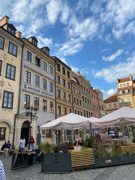 Warsaw Restaurant, Old Town Architecture, Poland Cities, Town Architecture, Warsaw Old Town, Poland Warsaw, Sky City, Poland Travel, City Restaurants