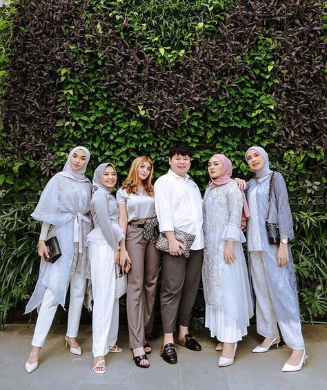 Bridesmaid Celana, Outfit Kondangan Simple, Seragam Bridesmaid, Style Kondangan, Kondangan Outfit, Wedding Ootd, Outfit Kondangan, Hijab Dress Party, Modern Kebaya