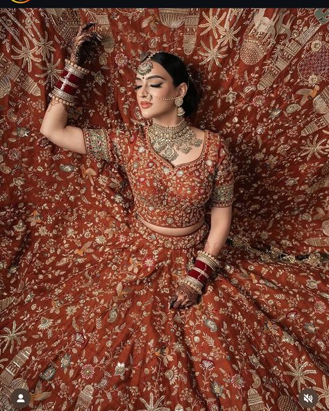 Bride Portrait Photography, Pose Pengantin, Brown Clothes, Bride Photos Poses, Indian Bridal Photos, Couple Wedding Dress, Indian Wedding Couple Photography, Wedding Lehenga Designs, Indian Bride Outfits