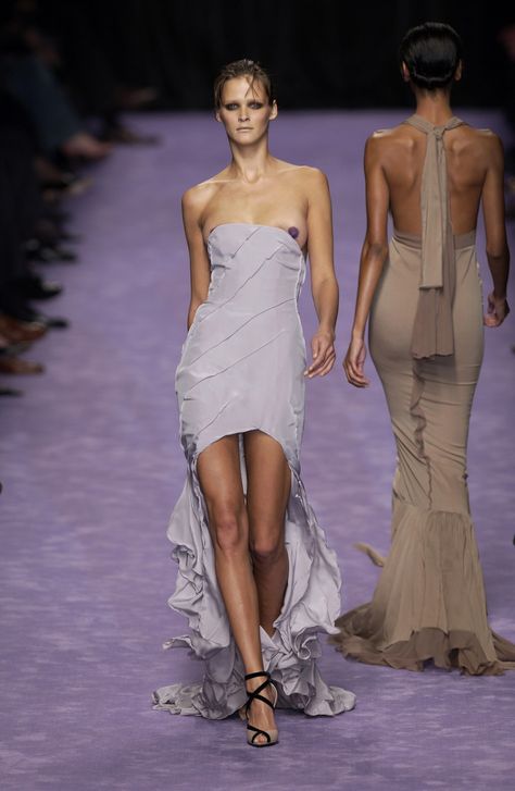 Tom Ford for YSL Spring 2003 Ysl Dress, Vintage Fashion 90s, Tom Ford Dress, Runway Moments, 2003 Runway, Carmen Kass, Tom Ford Gucci, 00s Fashion, Runway Dresses