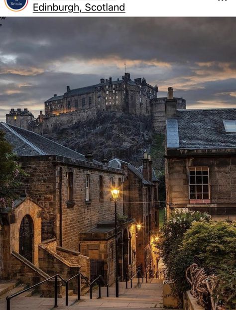 Paz Mental, Colorful Places, Edinburgh Castle, Instagrammable Places, Picture Postcards, Edinburgh Scotland, New Town, England Uk, Vacation Places