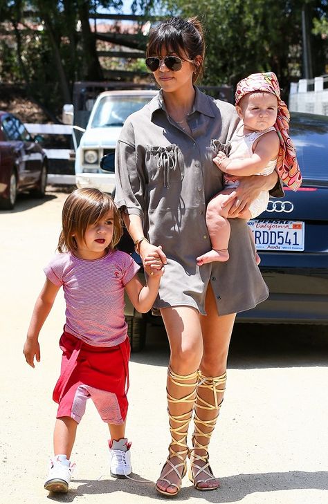 http://opiniondemymy.blogspot.fr/search/label/Kourtney Kardashian Kardashian Bangs, Kourtney Kardashian Style, Penelope Disick, Chanel Resort, Kardashian Family, Celebrity Kids, Jenner Style, Kardashian Style, Kardashian Jenner