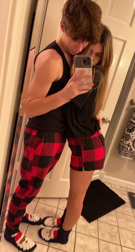 Plaid Pajamas Matching, Couple Pijama Pictures, Cute Couple Pjs Pajamas, Matching Plaid Pajamas Couple, Hanging Out With Bf Outfit, Couples Matching Outfits Pjs, Matching Couple Pijama, Matching Outfits For Couples Pjs, Boyfriend And Girlfriend Matching Christmas Pjs