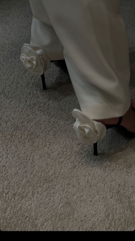 Magda Butrym Outfit, Magda Butrym Heels, Magda Butrym Shoes, Flower Heels Aesthetic, Shoes Flowers, Bride Sandals, Edgy Bridal, Moms Night, Fashion Runway Show