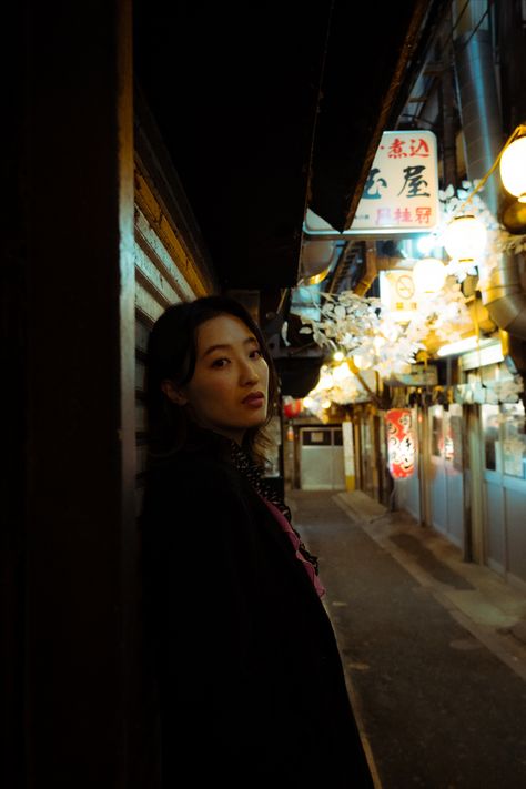 Japan Portrait Photography, Lightning Reference, Tokyo Snap, Darkroom Ideas, Tokyo Photoshoot, Night Portrait Photography, Photography At Night, Tokyo Portrait, Seoul Night