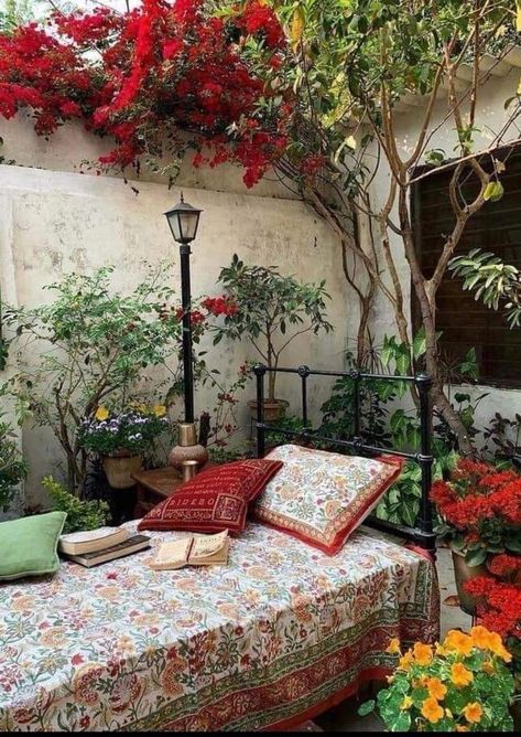 Pakistani House, Persian Decor, Persian Garden, Traditional Aesthetic, Desi Girl, Poetry Urdu, Dream House Interior, Village Houses, Cottage Chic