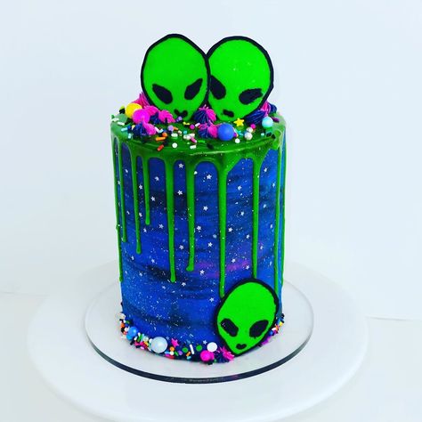 Alien Themed Cake, Earth Birthday Cake, Alien Cake Ideas, Alien Birthday Cake, Alien Cakes, Jessica Cake, Bake Sell, Alien Cupcakes, Alien Birthday Party