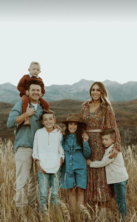 Large Family Photo Poses, Big Family Photo Shoot Ideas, Large Family Photo, Mountain Family Photos, Family Photo Poses, Extended Family Photography, Maternity Photography Family, Big Family Photos, Golden Field