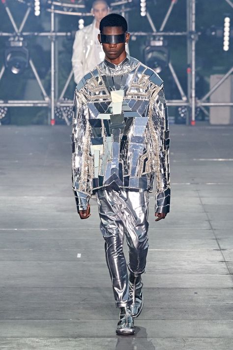 Balmain Homme Printemps-Été 2020 - Défilés | Vogue Paris Balmain Menswear, Menswear 2020, Mode Cyberpunk, Futuristic Clothing, Cyberpunk Fashion, Balmain Paris, Male Fashion Trends, Menswear Fashion Show, Futuristic Fashion