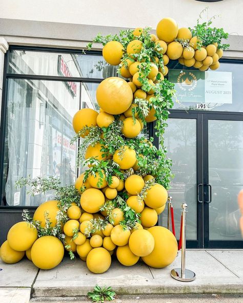 https://www.instagram.com/p/CfC8cJ0M4Fn/?igshid=MDJmNzVkMjY= Mango Party Decoration Ideas, Poble Espanyol, Yellow Party, Storefront Design, Fruit Display, Balloon Installation, Entrance Ways, Entrance Design, Cafe Interior Design