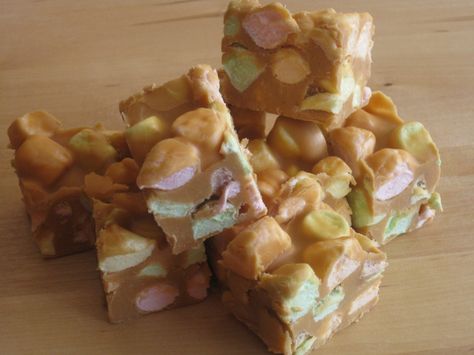 Peanut Butter Marshmallow Squares, Marshmallow Squares, Peanut Butter Squares, Peanut Butter Marshmallow, Square Recipes, Peanut Butter Desserts, Bake Desserts, Rocky Road, Christmas Cooking