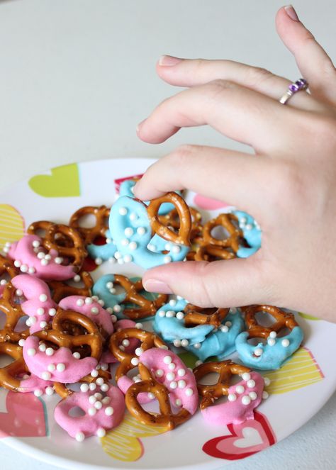 Pretzel Snacks - Creative Ideas for Twin Baby Showers Fancy Pretzels, Pretzel Ideas, Gender Reveal Food, Baseball Gender Reveal, Gender Reveal Party Food, Gender Reveal Box, Twin Gender Reveal, Baby Gender Reveal Party Decorations, Gender Reveal Unique