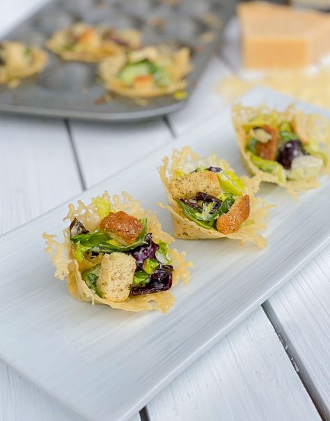 These Mini Caesar Salad Parmesan Cheese Cups are a fun and easy appetizer to serve your guests! Salads are hard to make bite sized but these individual cups, made with Parmesan cheese, are a fun way to eat one with your hands! Pizza Party Appetizers, Mini Caesar Salad, Easy Cold Finger Foods, Salad Parmesan, Room Temperature Appetizers, Feta Stuffed Peppers, Favorite Party Appetizers, Cold Appetizer, Parmesan Cups