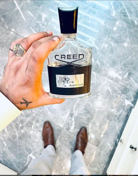 Creed Aventus : The King of Perfume Game. Smells amazing and performs decently. With the notes of Pineapple, bergamot,black currant,Woody, vanilla and Ambergris,Oak-moss notes this is an absolute delight to lay your nose upon. Priced for ₹34500 for 100ml it falls under the Niche fragrance category and major ingredients used here are natural hence the lasting is not very great. Highest Selling Niche fragrance ever made. Creed Aventus Perfume, Aventus Perfume, Creed Cologne, Best Smelling Body Wash, Creed Perfume, Creed Fragrance, Patchouli Perfume, Creed Aventus, Musk Perfume