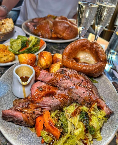 Fancy Roast Dinner, Sunday Roast Dinner Aesthetic, British Sunday Roast Dinner, Roast Dinner Aesthetic, Sunday Roast British, Roast Dinner Sunday, English Roast Dinner, Christmas Day Food, Christmas Roast Dinner