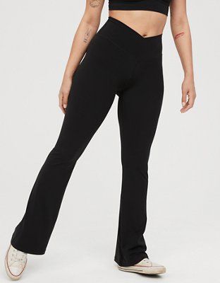 Our famous crossover legging just got BETTER. The waistband you can't-get-enough-of meets a brand new flare leg. oh YES! Beige Hoodies, Brandy Hoodie, Hip Piercings, Nike 97, Rosa Sweatpants, Black Flared Leggings, Gucci Perfume, Bra Outfit, Aerie Leggings