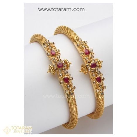 Diamond Jewellery Indian, Uncut Diamond Bangles, Indian Gold Jewellery Design, Winter Bridal Jewelry, Gold Jewelry Prom, Gold Kada, Indian Gold Jewelry, Bridal Necklace Designs, Gold Bangles For Women