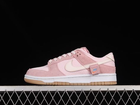 Nike Dunk Low Teddy Bear, Dunk Low Teddy Bear, Dunk Lows, Trendy Shoes Sneakers, Sports Trainers, Design Shoes, Hype Shoes, Nike Sb Dunks, Sb Dunk