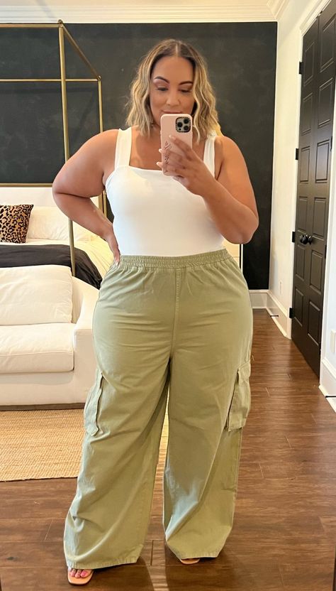 Outfits With Cargo Pants Plus Size, Parachute Pants Curvy, Cargo Pants Crop Top Outfit Plus Size, Tan Cargo Pants Outfit Plus Size, Cargos Plus Size, Look Midsize, Outfit Gorditas, Outfits Gorditas, Cargo Pants Outfits