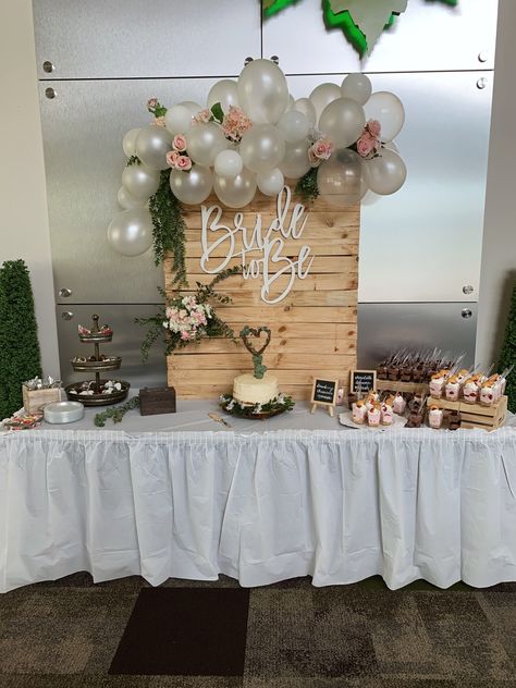 Bridal Shower Pallet Backdrop, Rustic Pallet Backdrop, Bridal Shower Pallet Ideas, Pallet Bridal Shower Decor, Pallet Balloon Backdrop, Pallet Backdrop Baby Shower Ideas, Pallet Backdrop Birthday, Floral Balloon Garland, Bridal Picnic