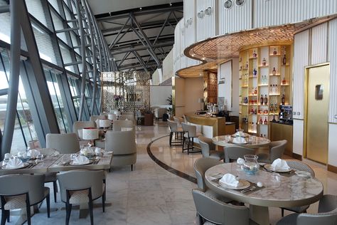 First Class Lounge Airport, Luxury Airport Lounge, Muscat Airport, Airport Restaurant, Oman Air, First Class Lounge, Neo Industrial, Lounge Inspiration, Business Lounge