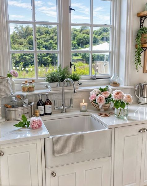 Kitchen Sink Bay Window, Bay Window Decorating Ideas, Cozy English Cottage, Cottage Style Kitchen, Small Farmhouse, Luxury Homes Interior, Kitchen Styling, House Inspo, Creative Decor