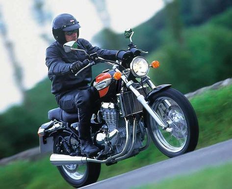 "Cruiser style version of Thunderbird adds dollop of crass to an already glittery, faux concoction" - MCN reviews the TRIUMPH ADVENTURER 900, plus specs and owner ratings: great bike Triumph Thunderbird 900, Triumph Legend, Triumph 900, Triumph Triple, Triumph Moto, Triumph Thunderbird, Old Boots, Bike Reviews, How To Have Twins