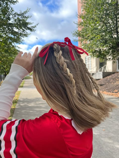 Cute Hair Styles With Bangs, Haircut Inspo, Long Hairstyle, Bow Hairstyle, Game Day Hair, Trendy Hairstyle, Ribbon Hairstyle, Christmas Hairstyles, Peinados Fáciles Para Cabello Corto