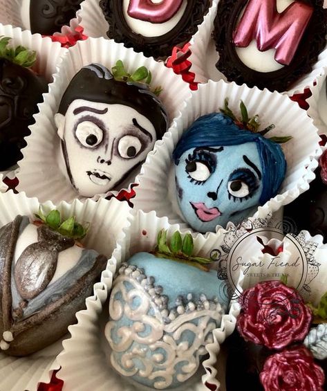 Sugar Fiend on Instagram: "Corpse Bride Inspired Strawberries First time using Vegan chocolate! Thank you again @ray_g01 ! #chocolatecoveredstrawberries #chocolate #chocolatecovered #chocolatedipped #chocolatedippedstrawberries #chocolatecoveredoreos #themedberries #handmade #chocolateart #edibleart #drawingwithchocolate #timburton #corspebride #wedding #weddingtreats #weddingdesserts #vegan #veganchocolate #weddingfavors #elpaso" Nightmare Before Christmas Cake, Chocolate Covered Strawberry Recipe, Brides Cake, Halloween Food Treats, Attitude Clothing, Wedding Treats, Fall Cooking, Chocolate Dipped Strawberries, Chocolate Art