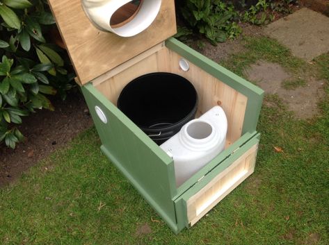 Homemade Compost, Diy Composting Toilet, Toilet Plan, Pallet Deck Diy, Compost Toilet, Diy Compost, Composting Toilets, Little Cabin In The Woods, Outdoor Toilet