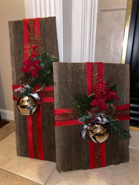 Christmas Oklahoma, Shingle Art, Wood Plank Christmas, Wooden Presents, Christmas Boxes Decoration, Christmas Wreath Decor, Christmas Diy Wood, Christmas Crafts Diy Projects, Red Christmas Decor