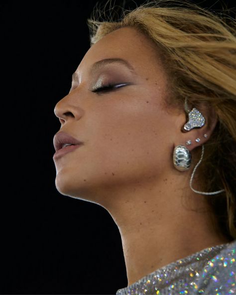 Beyonce Makeup, Holographic Dress, Double Ear Piercings, Beyoncé Giselle Knowles-carter, Beyoncé Giselle Knowles, Beyonce Queen, Queen Bey, Beyonce Knowles, Queen B