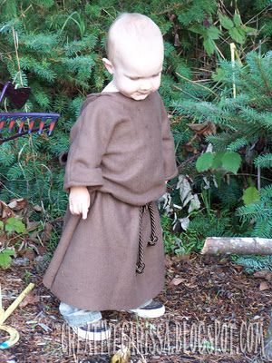 Monk or Jedi Halloween costume tutorial. She shows you how to make the costume using the wearer's clothes as a pattern so you could make this for babies through adults. Plus it's fleece so it's super warm. Jedi Halloween Costume, Jedi Halloween, Halloween Jedi, Monk Costume, Saint Costume, Kid Costumes, Disney Gear, Superhero Halloween, Knight Party