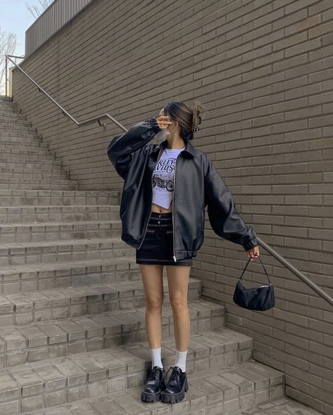 Korean Inspired Outfits Summer, Outfits W Leather Jackets, Downtown Girl Leather Jacket, Leather Jacket Downtown, Summer Downtown Outfits, Baggy Leather Jacket, Black Jacket Outfit, Baggy Streetwear, Japan Outfit