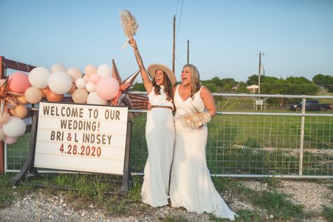 A socially distant love story! Instead of postponing their wedding, Bri & Lindsey got married at a Texas drive in movie theatre with their friends and family safely parked in their cars. The ceremony was livestreamed to all their guests! Find out how they did it on the Unconventional Wedding blog... Movie Theater Wedding, Movie Wedding, Prove Love, Drive In Movie Theater, Wedding Stills, Theatre Wedding, Drive In Theater, Drive In Movie, Welcome To Our Wedding