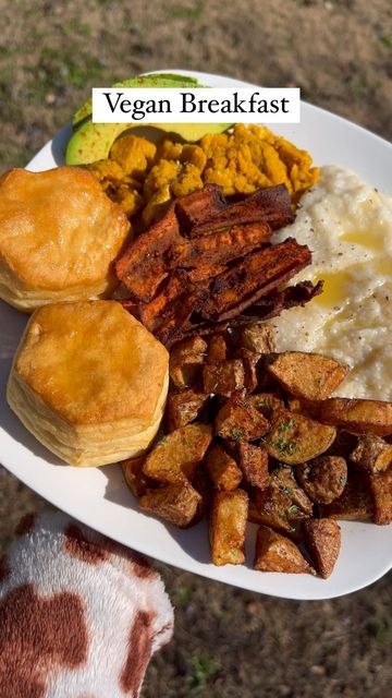 Vegan Soul Experience LLC on Instagram: "When I tell y’all this was SOO GOOD!🔥 Definitely will be adding to the new brunch menu very soon. Breakfast classics with a vegan twist, Chef Lion does it again @aliyahcannady 👩🏽‍🍳🦁🌱 #vegansoul #vegansoulexperience #vegan #veganbreakfast #plantbased #breakfast #breakfastfood #biscuits #buttery #veganbutter #avocado #chicpeaeggs #grits #carrotbacon #veganbacon #homepotatoes #potatoes #bacon #carrots #food #foodie #veganfoodie #fyp #explore" Whole Food Vegan Breakfast, Vegetables For Breakfast Vegan, Vegan Birthday Breakfast, Vegetarian Recipes Black People, Vegan Aesthetic Food, Black Vegan Recipes, Vegan Cheese Grits, Vegan Grits Breakfast, Vegan Grits