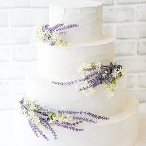 Wedding Cake Ideas Lavender, Rustic Lavender Wedding Ideas, Purple Flower Wedding Cake, Lavender Wedding Cake Ideas, Wedding Cake With Lavender Flowers, Lavender Cake Design, Wedding Cakes Lavender, Wedding Decorations Lavender, Wedding Cake Lavender