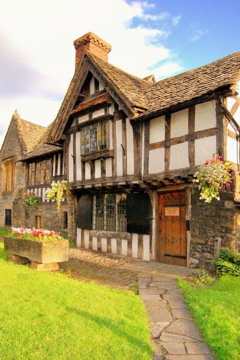 Evesham England, Tudor Buildings, Pictures Of England, Timber Frame Building, Architecture Classic, English Cottages, British Architecture, Tudor Style Homes, Medieval Houses