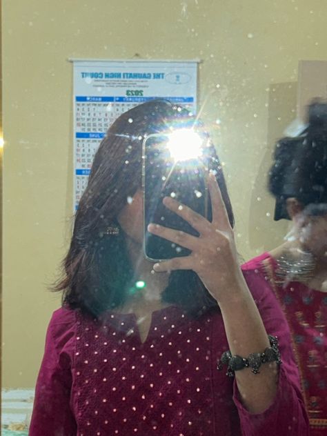 Kurti Hide Face Photo, Mirror Selfie Short Hair, Hide Face Snap, Alison Becker, Aesthetic Blurry Mirror Selfie, Aesthetic Names For Instagram, Fake Photo Short Hair, Bff Hands Aesthetic, Snap Streak Ideas Easy